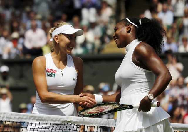 Serena Williams (z prawej) odbiera gratulacje od Jeleny Wiesninej