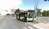 Wypadek na ul. Wyszyńskiego. Autobus BKM uderzył w słup oświetleniowy. Piętnaście osób rannych [ZDJĘCIA]