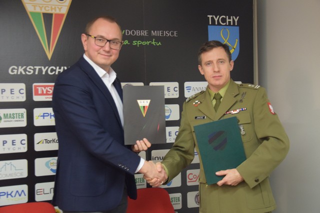 Porozumienie między GKS Tychy a WCR w Tychach: prezes Krzysztof Woźniak i ppłk Piotr Janosz
