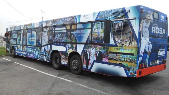 Autobus Miejskiego Przedsiębiorstwa Komunikacyjnego przypomina o największych sukcesach radomskich koszykarzy.