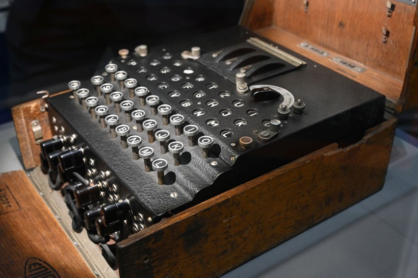Oryginalna Enigma na Międzynarodowym Salonie Przemysłu Obronnego w Kielcach. Jej pogromcami byli Polacy. Zobacz zdjęcia