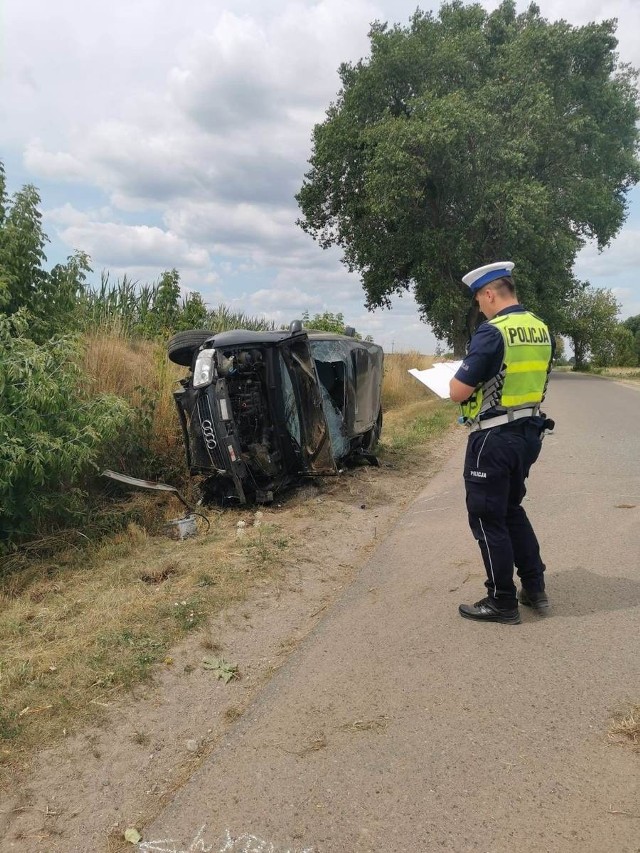 Policjanci zatrzymali 45-letniu kierowcy prawo jazdy. O rok młodszy pasażer audi trafił do szpitala