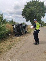 Wypadek w gminie Mońki. Po dachowaniu audi pasażer trafił do szpitala. Kierowca był pijany