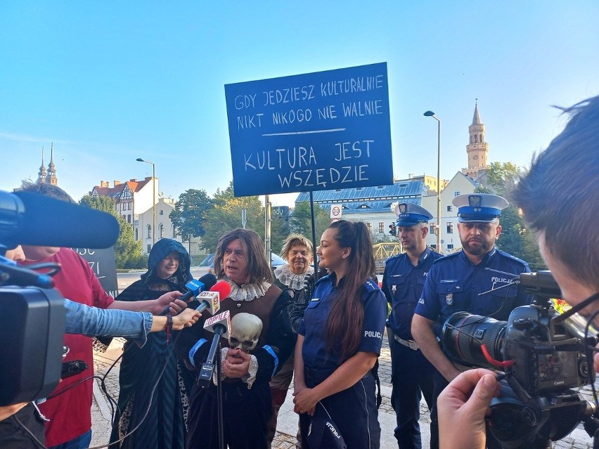 Policjanci i aktorzy z Opola zwrócili uwagę na rzecz bezpieczeństwa pieszych. Zrobili to poprzez wyjątkowy spektakl