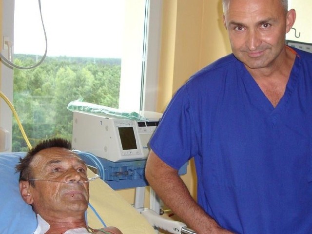 Wiesław Końko i dr Piotr Stępiński już po operacji. Pacjent przeszedł połączoną procedurę kardiochirurgiczną, naczyniową i chirurgii ogólnej. Operacja odbyła się w szpitalu w Nowej Soli.