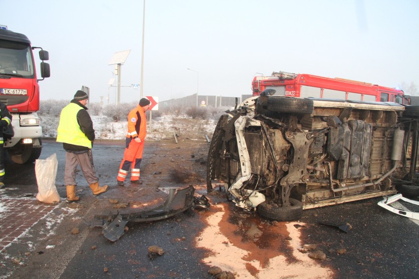 Wypadek w Cedzynie koło Kielc. Dostawczy bus dosłownie przeleciał nad rondem, dwie osoby ranne