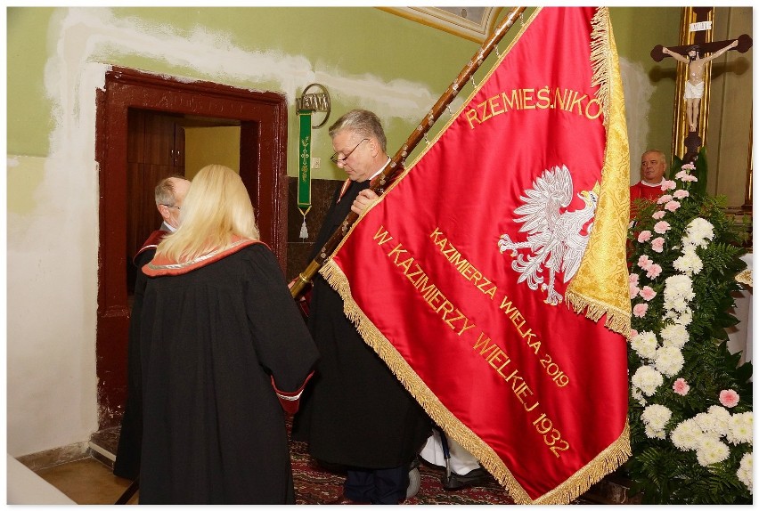 Poświęcenie nowego sztandaru Cechu Rzemieślników i Przedsiębiorców w Kazimierzy Wielkiej. Zastąpi sztandar ufundowany jeszcze przed wojną