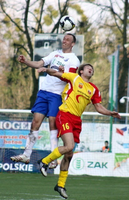 Tomasz Kazimierowicz (z lewej) zdobył jedyną bramkę meczu po strzale głową. W tej sytuacji walczy z Jackiem Falkowskim.