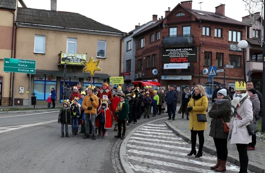 Orszaki Trzech Króli przeszły w poniedziałek przez Miechów 