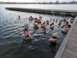 Morsowanie na Dojlidach. Miłośników zimnych kąpieli nie odstraszył śnieg, wiatr, a nawet warstwa kry w wodzie 