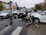 Wypadek na ul. Bema w Toruniu. Samochód osobowy uderzył w słupy sygnalizatora [ZDJĘCIA]