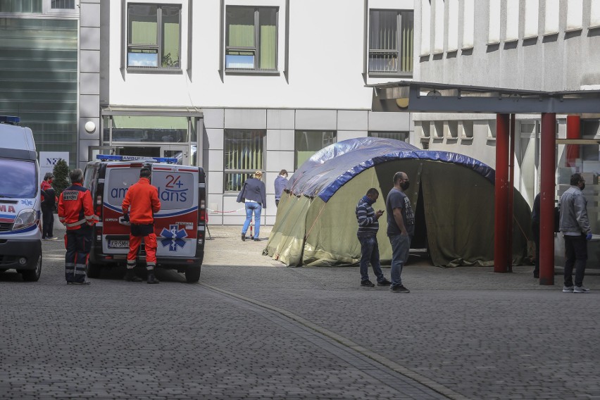 Kraków. Gigantyczna kolejka pod Centrum Onkologii przy ul. Garncarskiej. Pacjenci czekali na chodniku [ZDJĘCIA]