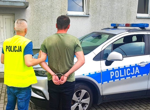 Policjanci z Rawy Mazowieckiej zatrzymali mężczyzn z powiatu grójeckiego, którzy mieli oszukiwać podczas sprzedaży truskawek.