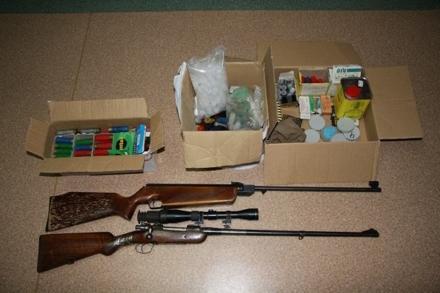 Brońi amunicja znalezione podczas przeszukania u 61-latka z powiatu buskiego.