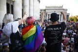 Warszawa: Bitwa o Margot, 48 osób zatrzymanych. Michał Sz. w areszcie. Kim jest aktywista LGBT? Protest przed PKiN 8.08 [ZDJĘCIA] [WIDEO]