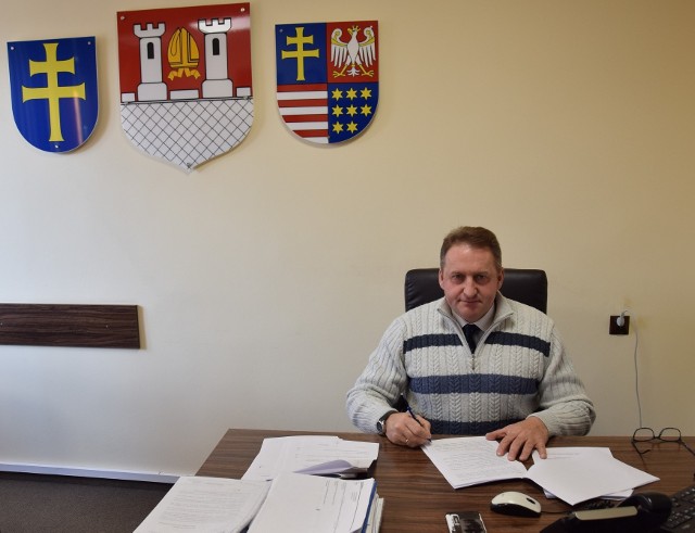 W poniedziałek, 9 stycznia burmistrz Miasta i Gminy Bodzentyn, Dariusz Skiba podpisał umowy z przewoźnikami na utworzenie nowych linii autobusowych w ramach organizacji publicznego transportu zbiorowego.
