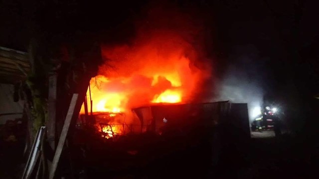 Pożar w Zwonowicach: Spaliły się budynki gospodarcze i auta w garażu