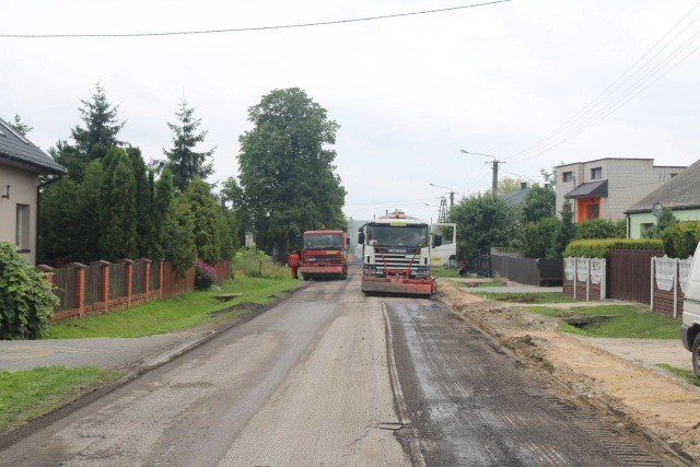 Przebudowa drogi z Rogowa do Bieszkowa Górnego objęła niespełna kilometrowy odcinek. Będzie tu bezpieczniej.