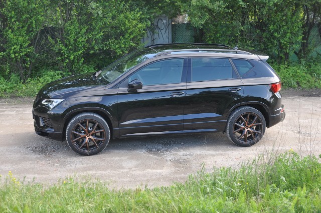 Hot SUV - takie określenie chyba najlepiej pasuje do tego auta. 300-konna Cupra Ateca chce być zarówno rodzinnym towarzyszem wakacyjnych wyjazdów, jak i pełną wigoru sportową zabawką. Podczas tygodniowego testu sprawdziliśmy, na ile takie karkołomne połączenie się udało. Fot. Jakub Mielniczak