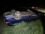 Wypadek w Książu Wielkopolskim. Auto dachowało. Młody kierowca był pijany. W aucie miał butelki po wódce