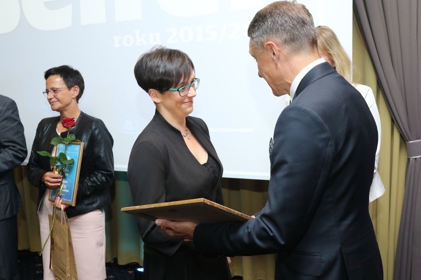Halina Tuśnio otrzymuje gratulacje od Jana Maćkowiaka.