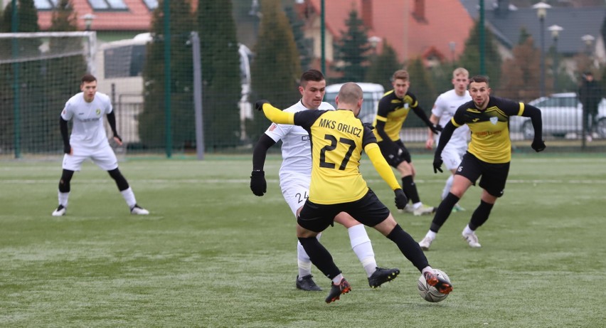 Pogoń Staszów pożegnała się z Okręgowym Pucharem Polski. Po dogrywce przegrała z Orliczem Suchedniów 1:3. Zobacz zdjęcia