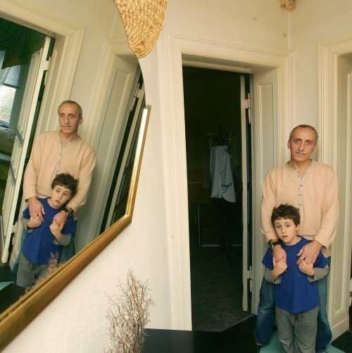 - Nasze mieszkania wyremontowaliśmy dopiero cztery lata temu, a teraz każą nam zamienić je na oficyny - żali się Andrzej Bromirski (na zdjęciu z synem Maksem).