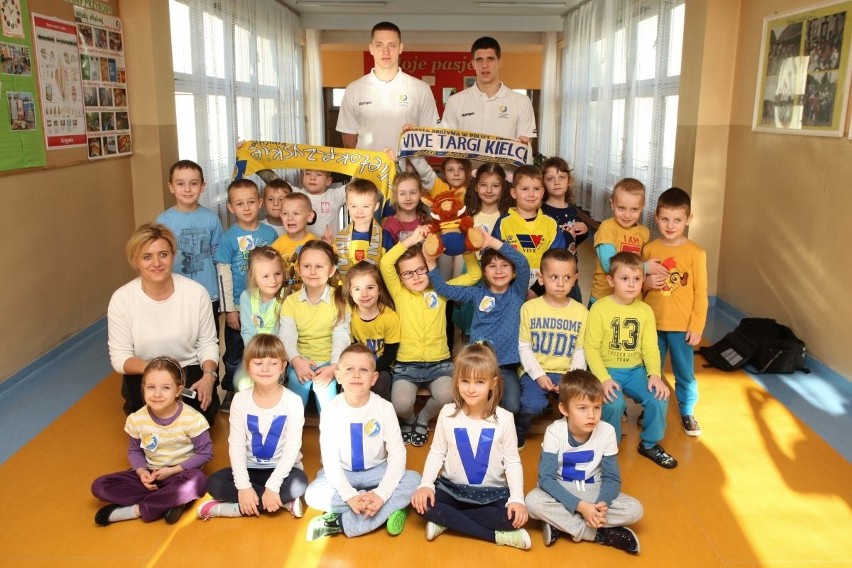 Gwiazdy Vive Tauronu Kielce z wizytą w przedszkolach (WIDEO, ZDJĘCIA)