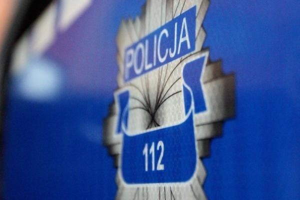 Policjanci z Goleniowa zatrzymali nietrzeźwego kierującego samochodem marki Renault, którego pojazd dachował, zatrzymując się na jednej z posesji miejscowości na terenie gminy Goleniów.