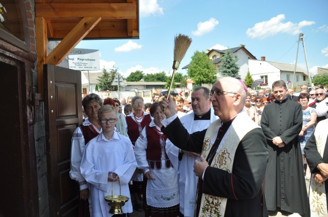 Ksiądz arcybiskup Wacław Depo święci zabytkową, odnowioną kapliczkę parafialną w Pawłowie.