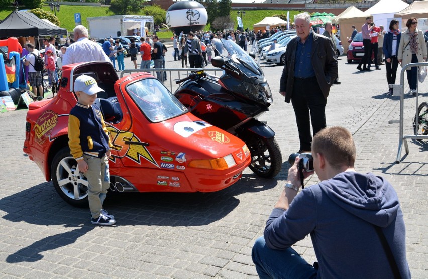 Motopiknik pod Zamkiem. Były samochody i inne atrakcje (DUŻO ZDJĘĆ i WIDEO)