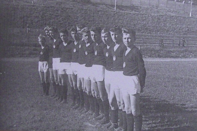 Słupsk - październik 1961 - stadion 650-lecia, Cieśliki jeszcze jako trampkarze przed meczem z Bałtykiem Gdynia, który słupszczanie wygrali 4:2 po bramkach: Andrzeja Szwerbela, Ryszarda Wiśniewskiego, Konstantego Podskoczyja i Stanisława Ryszki. Dla Bałtyku trafiali: Zbigniew Unton i Waldemar Tandecki, późniejsi reprezentanci Polski juniorów. Od lewej: kapitan lewy pomocnik Marian Jarota (mieszka w Koszalinie), bramkarz Bernard Bonkowski (mieszka w Słupsku), prawoskrzydłowy śp. Andrzej Szwerbel, prawy łącznik śp. Marian Jaryst, stoper śp. Ryszard Ogorzelski, lewy obrońca śp. Ryszard Zawadzki, napastnik śp. Ryszard Wiśniewski, Konstanty Podskoczyj (miesz-ka w Koninie), prawy obrońca śp. Jerzy Lebiedziewicz, prawy pomocnik Janusz Żukowski (mieszka w Słupsku), lewy łącznik Stanisław Ryszka (mieszka w Słupsku).