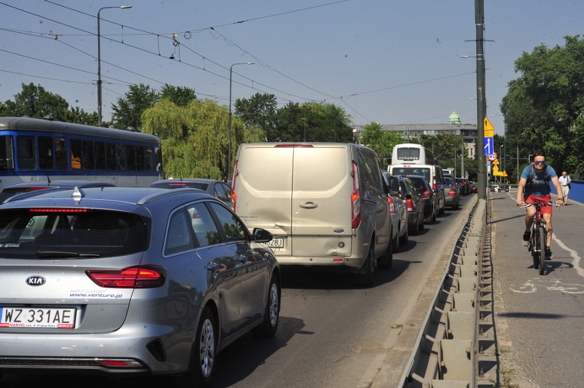 Kraków. Paraliż i korki na południu miasta. Kumulacja remontów, a za chwilę tramwaje nie pojadą Kapelanką