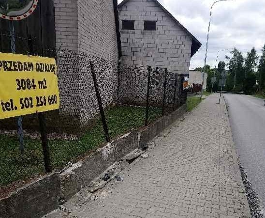 Mieszkańcy Cerekwi uważają, że skrzyżowanie Wesołej z Radosną jest fatalne. Na zdjęciu widać uszkodzone ogrodzenie po jednej z kolizji, jaka miała tu miejsce.