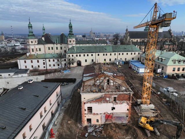 Gigantyczny dźwig pojawił się na Wzgórzu Zamkowym w Kielcach. Urządzenie jest wykorzystywany jest przy  pracach rozbiórkowych budynków, w których ma powstać nowa siedziba Teatru Lalki i Aktora „Kubuś”.
