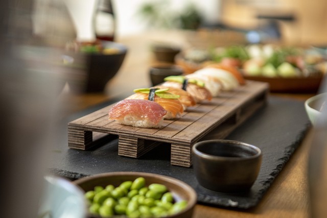 Sushi to efektowne danie na sylwestra.