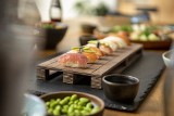 Sushi ciągle na topie. Łodzianie chętnie zamawiają japońską przekąskę na sylwestrowe domówki. Ile kosztuje zestaw sushi