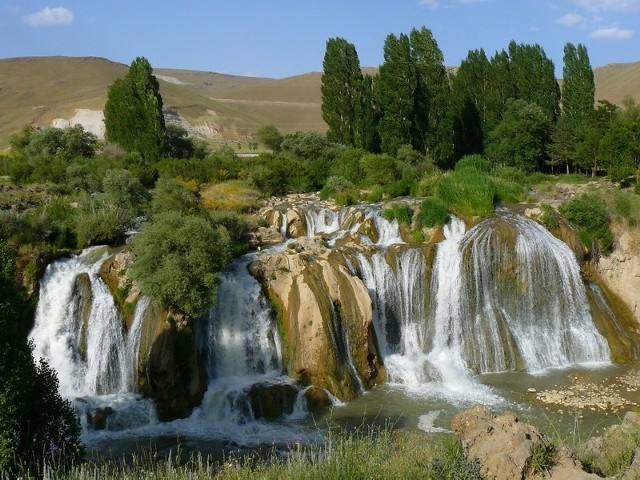 Wodospad Muradiye, który wpada do jeziora Wan. Według ormiańskich podań, tutaj znajdował się biblijny Eden.