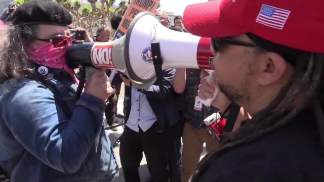 Protesty przeciwko blokadzie prawicowych kont na Facebooku w San Francisco