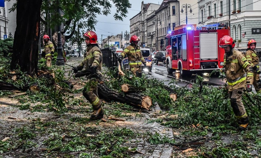 Potężna burza przeszła w piątek późnym popołudniem przez...