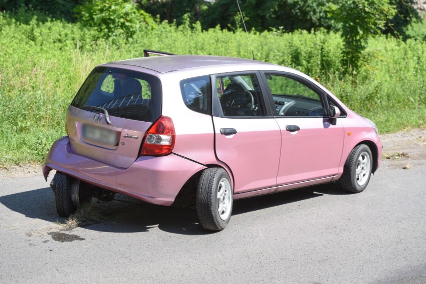 Wypadek w Buszkowiczkach pod Przemyślem. Kierowcę forda użądliła osa! Do szpitala trafiły dwie osoby [ZDJĘCIA]