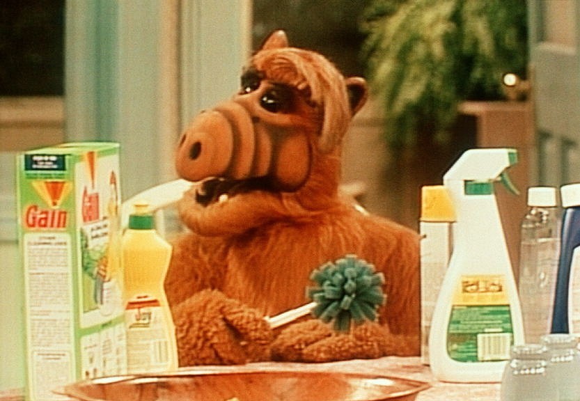 Alf starał się pomagać w domowych obowiązkach....