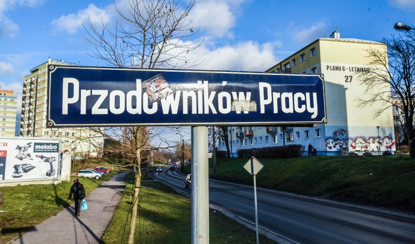 Tabliczki z nazwami ul. Przodowników Pracy i al. Planu...