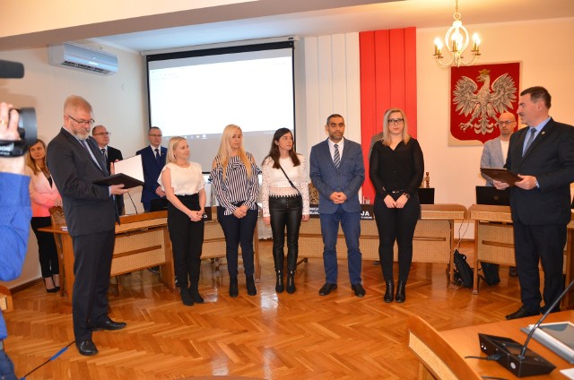 Samorządowcy z powiatu i gminy Barcin wyróżnili wolontariuszy Pomorsko-Kujawskiego Zrzeszenia Samopomocy Obywatelskiej Sampo. Starosta Żniński Zbigniew Jaszczuk, burmistrz Barcina Michał Pęziak i przewodniczący Rady Miejskiej w Barcinie Janusz Wojtkowiak podziękowali paniom Wiolecie Pilarskiej, Paulinie Stasiak, Natalii Prus i Ewelinie Sulskiej oraz panu Tomaszowi Woźnickiemu za zaangażowanie w realizację kilku edycji zadania „Żywność w darze” przy podziale i wydawaniu paczek żywnościowych, udział w akcjach charytatywnych i działaniach z zakresu pomocy społecznej.