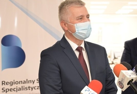 Maciej Hoppe dyrektor szpitala w Grudziądzu zarabiał średnio w miesiącu w 2021 roku ponad 34 tys. zł (brutto) a w 2020 roku: 32 tys. zł (brutto).