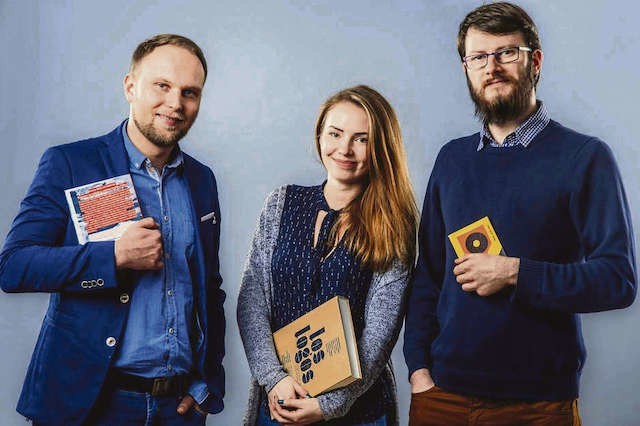 Na zdjęciu od lewej: Piotr Lenkiewicz, Małgorzata Strzyżewska i Michał Krzyżyński - autorzy "Stuk Puk Booka". Wystarczy tam „zastukać”, by dowiedzieć się, co warto przeczytać, a czego lepiej unikać