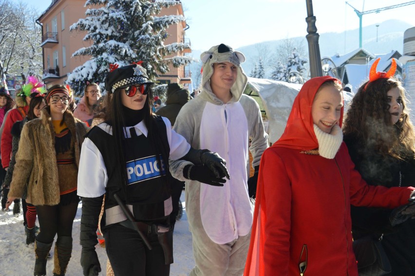 Zakopane. Kilkuset maturzystów zatańczyło poloneza na Krupówkach [ZDJĘCIA]