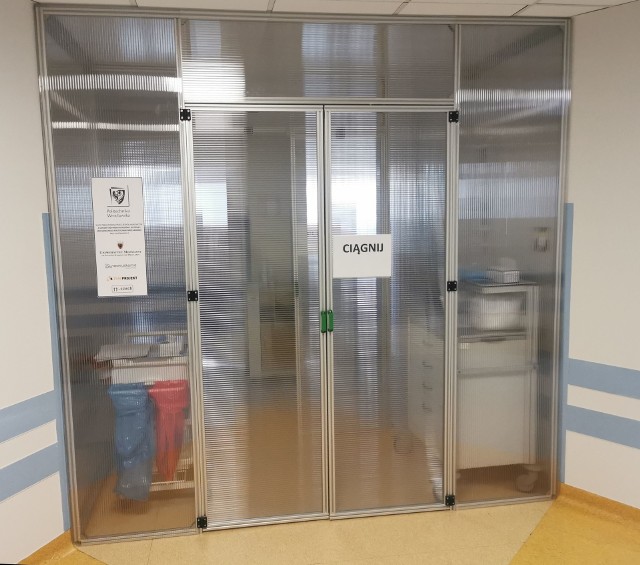Ochronne śluzy chroniące przed przenoszeniem koronawirusa z Politechniki Wrocławskiej zamontowano już w szpitalach w Legnicy i Wrocławiu.