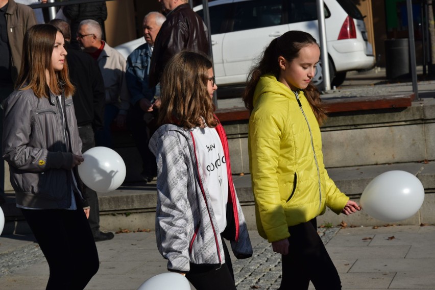 W Gorlicach jest dzisiaj biało-czerwono. Na płycie rynku powstała żywa flaga. Przyszły setki uczniów z biało-czerwonymi balonikami