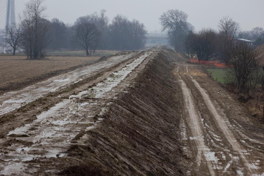 Asfaltują wały wiślane w rejonie Płaszowa. Jedni się cieszą, inni narzekają